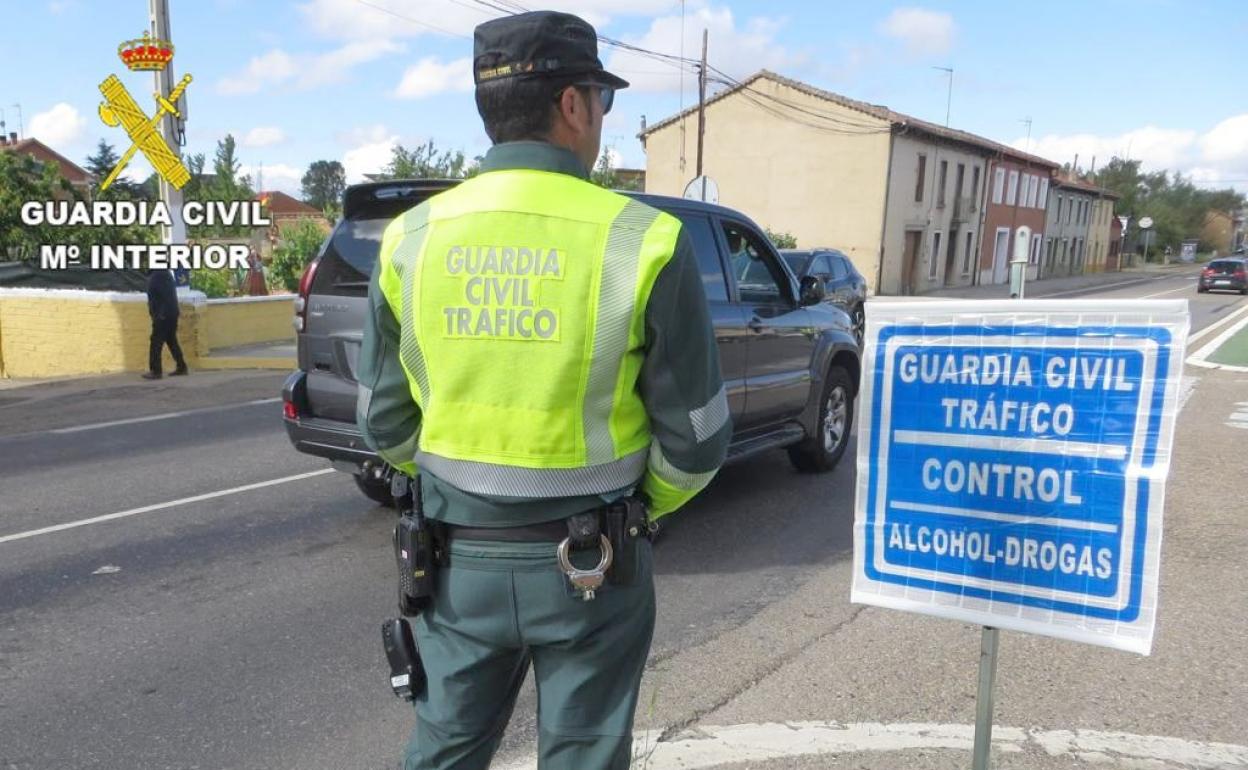 Un agente de la Guardia Civil durante un control de tráfico.