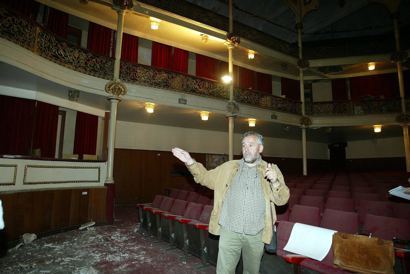 El arquitecto Roberto Valle, encargado de la restauración del Teatro Zorrilla, muestra el deterioro que presenta el edificio en 2005.