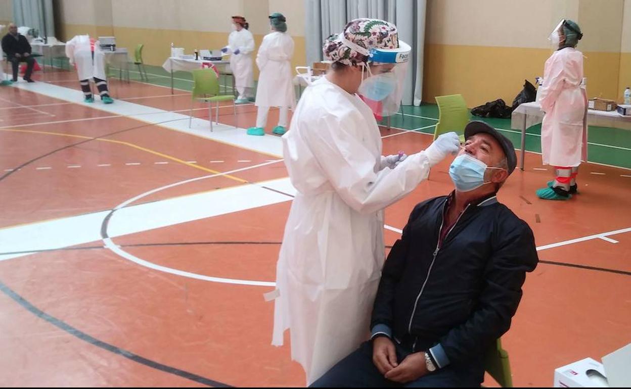 Un hombre se somete a un test durante el cribado masivo realizado en Pedrajas de San Esteban en octubre. 