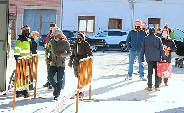 Los vecinos de Hornillos acuden al Centro Cultural para recibir los regalos.