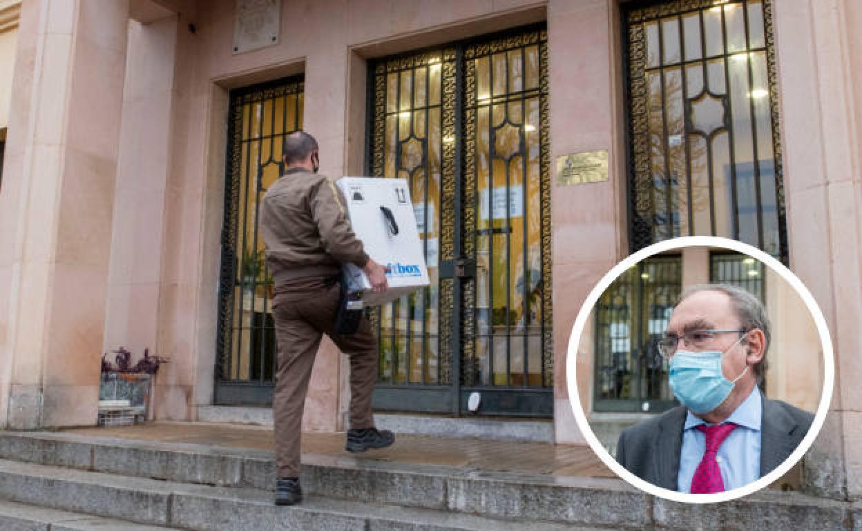 César Montarelo, jefe del Servicio Territorial de Sanidad de Segovia, que es donde han quedado custodiadas las vacunas contra la covid después de la entrega hecha por un repartidor procedente de Madrid. 