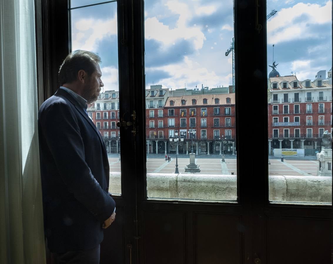 Preocupación y tristeza. El alcalde de Valladolid, Óscar Puente, paso momentos muy malos durante el confinamiento. La imagen en su despacho resume un Valladolid confinado y la gran tristeza del primer edil de la ciudad.