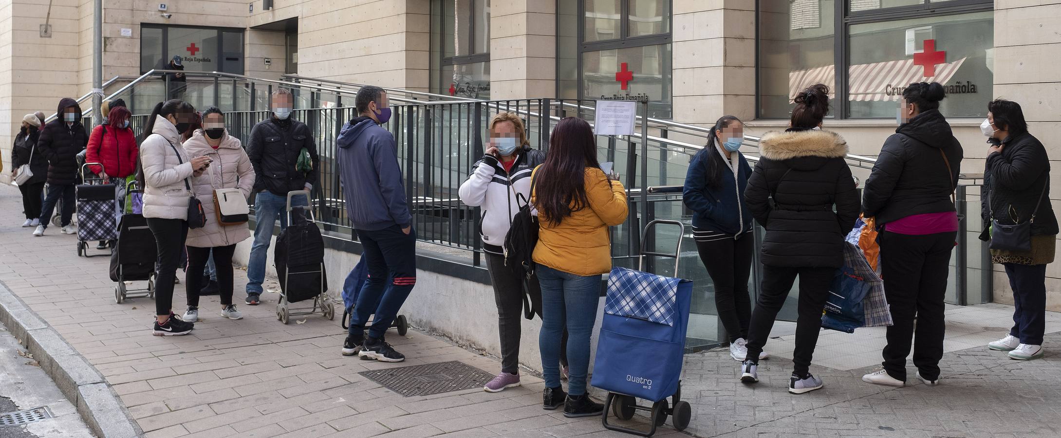 Paro y pobreza. Consecuencias de la pandemia que obligan a muchos ciudadanos a hacer colas para recoger comida en la Cruz Roja de Valladolid.