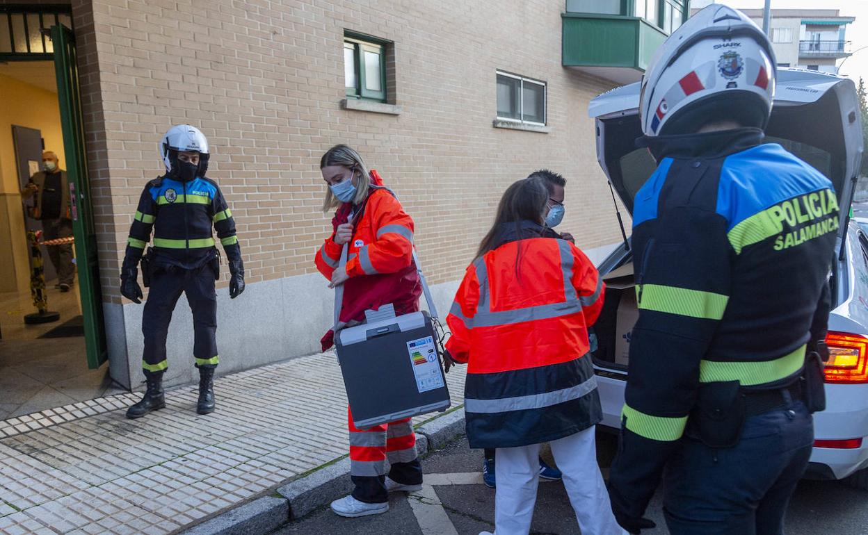 El equipo sanitario encaragdo de iniciar la vacunación a su llegada a la residencia