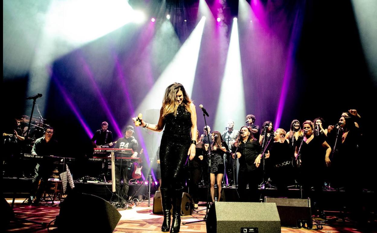 La cantante Rebeca Rods con su coro góspel Black Light con el que actuará en el Teatro Zorrilla.