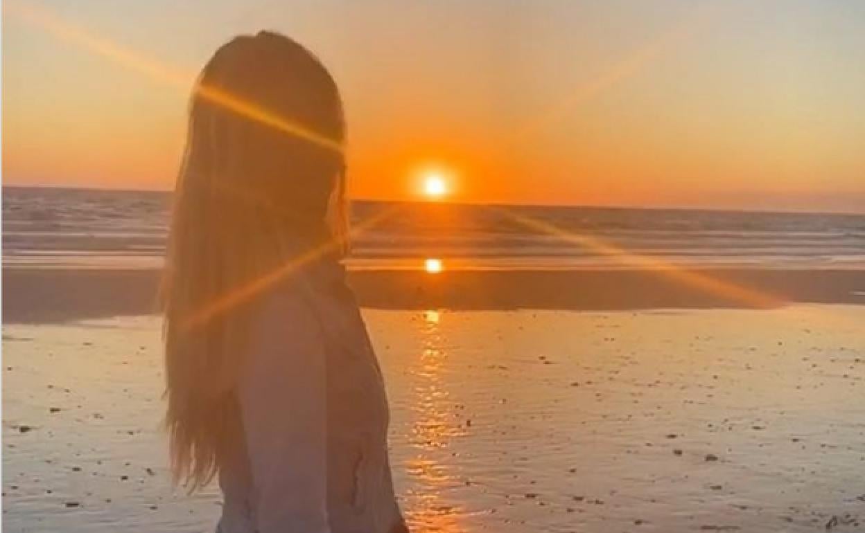 Natalia mirando una increíble puesta de sol. 