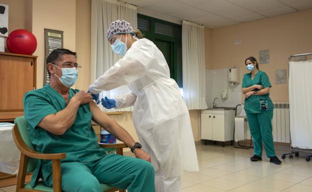 Antolín Martín García, de 62 años y director médico del centro, ha sido el primer trabajador en vacunarse.