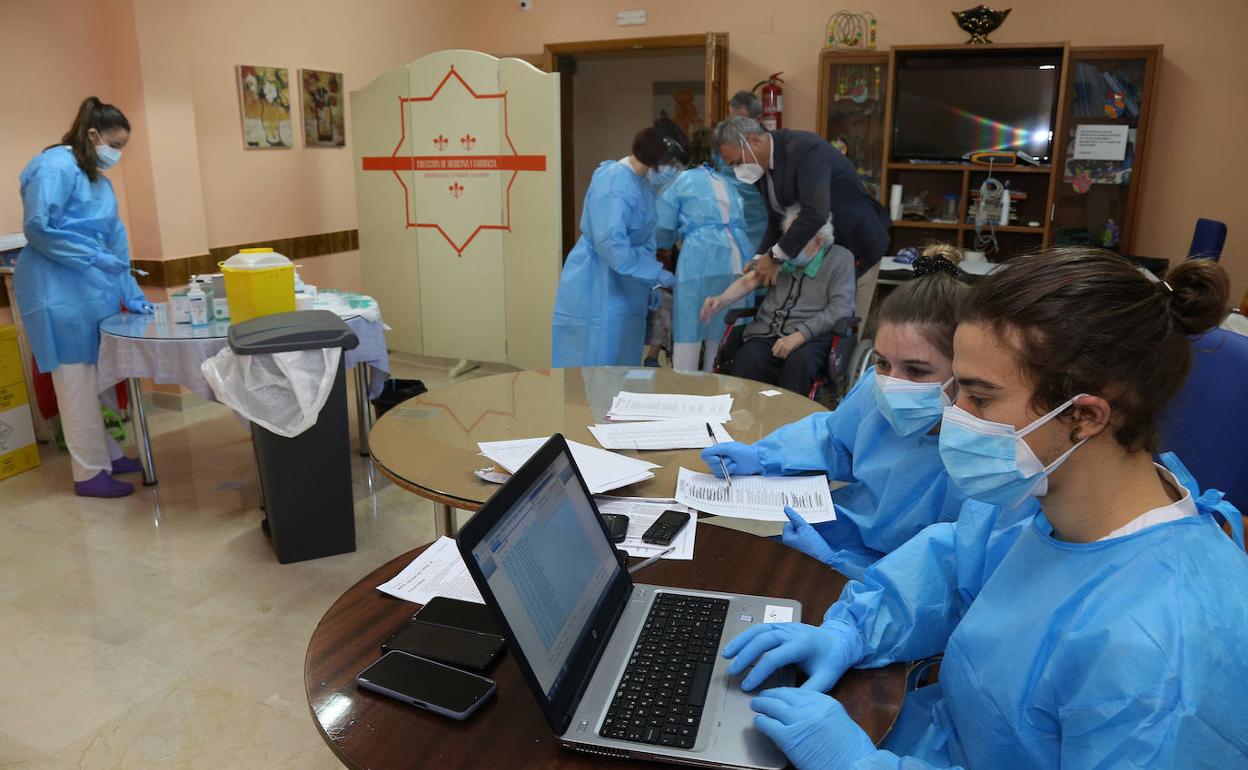 El equipo covid trabaja durante el proceso de vacunación de los residentes y trabajadores de la residencia San Bernabé. 