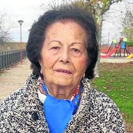 María Luisa Sánchez, en el paseo Gustavo Martín Garzo de Villabrágima, tras ella.