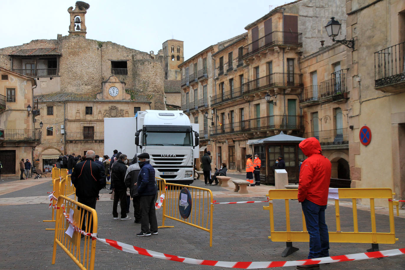 Colas en la plaza de España para realizar los test.