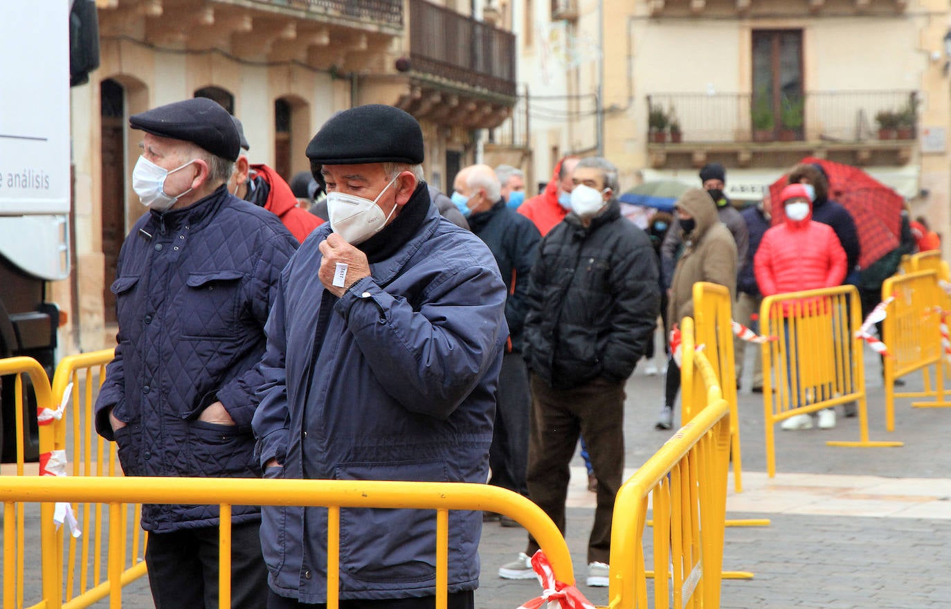 Colas en la plaza de España para realizar los test.
