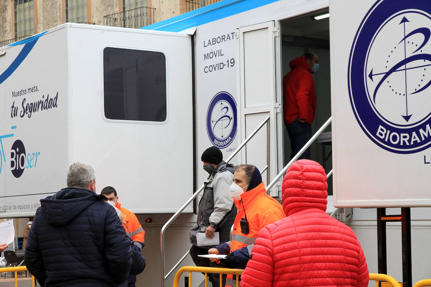 Colas en la plaza de España para realizar los test.