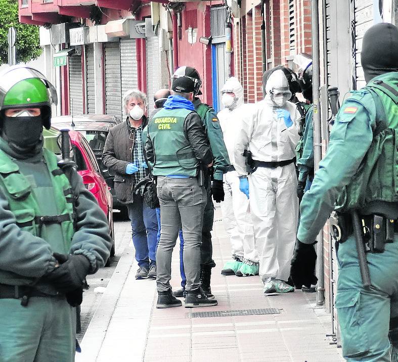 Los agentes rodean una de las casas en las que entraron.