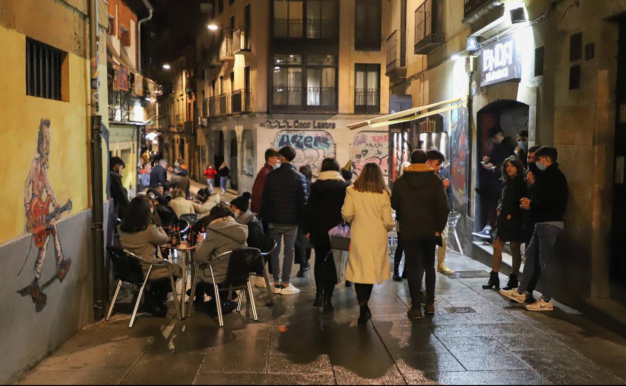 Vecinos de Salamanca en una calle del centro de la ciudad durante la tarde del 31 de diciembre.