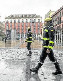 Imagen secundaria 2 - Calles vacías por el confinamiento, homenaje a los sanitarios desde los balcones y los militares de la UME desinfectando las principales zonas de las ciudades. 