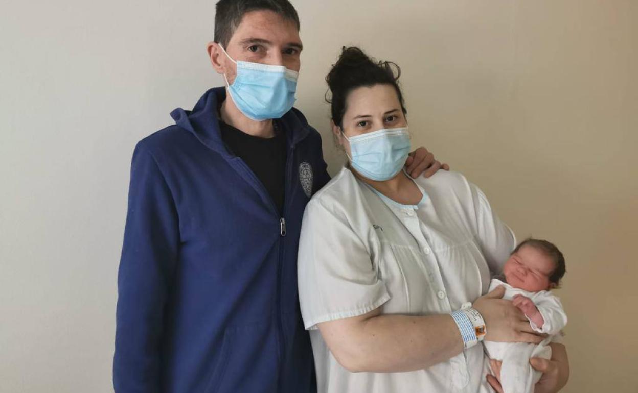 Luis Ángel e Isabel, junto a la pequeña Ángela. 