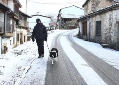 Imagen secundaria 1 - Nieve en Soria capital. Abajo a la izquierda la localidad de Candelario, en la Sierra de Béjar (Salamanca) y a la derecha, León, donde cayeron algunos copos. 