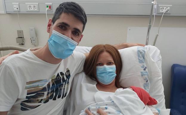 Héctor y Alexandra posan con su hija Alba, el último nacimiento de Palencia de 2020. 