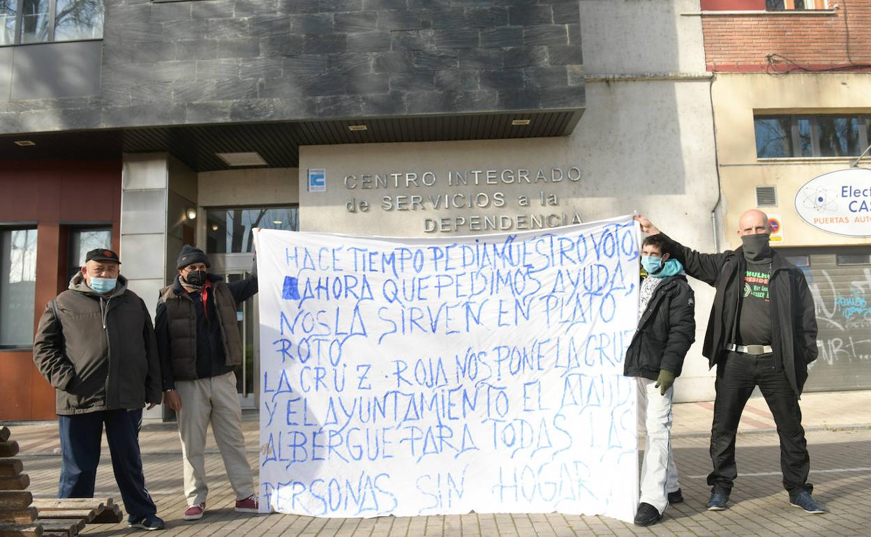 Protesta de varios residentes en el albergue, donde ayer desplegaron una pancarta.