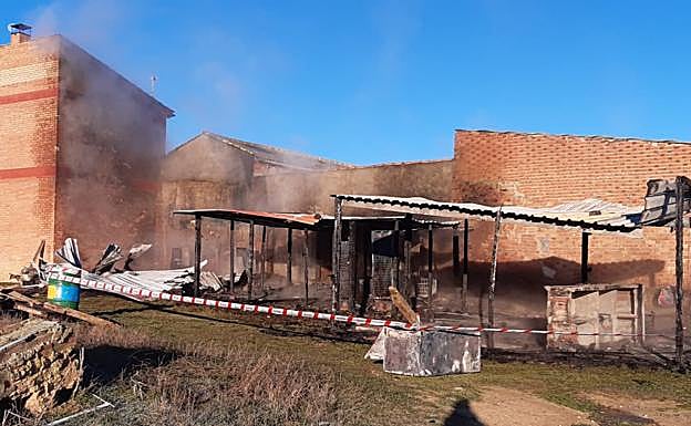 Imagen principal - Estado en el que han quedado las peñas tras el incendio.