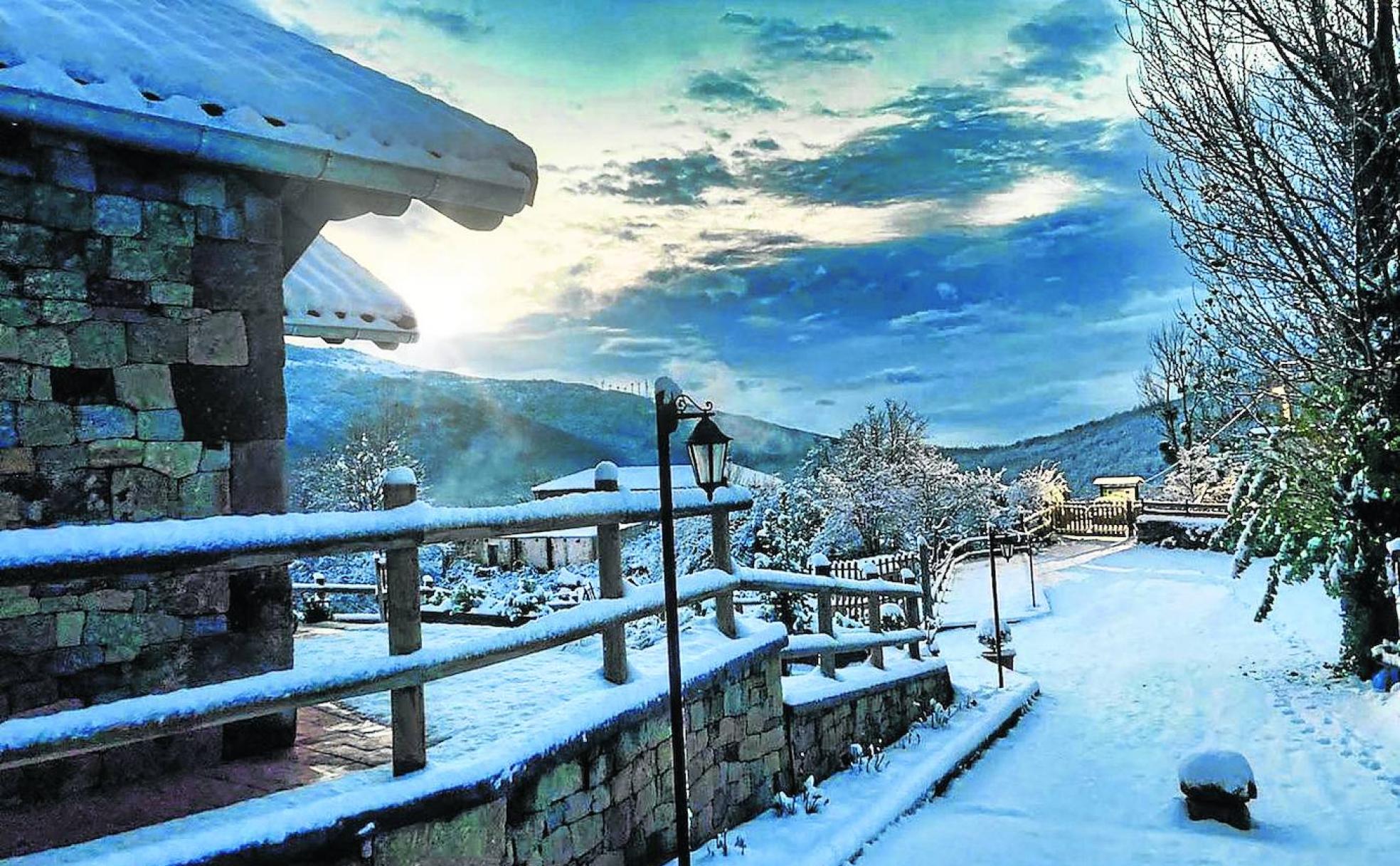 Casa Rural Los Chozos de la Braña en Brañosera con nieve.