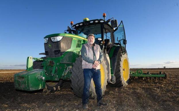 José Alberto Duque, en su explotación agraria del Valle del Esgueva.