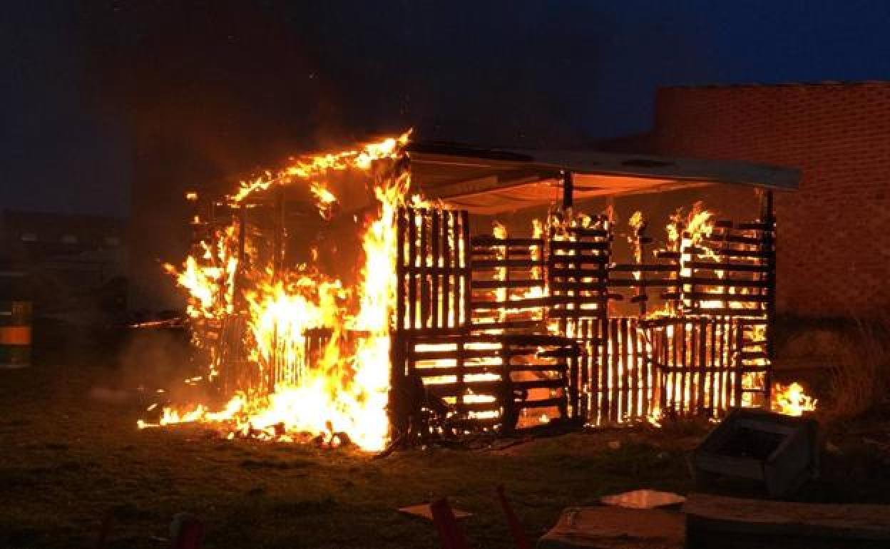 Una de las tres peñas, presa de las llamas esta madrugada.