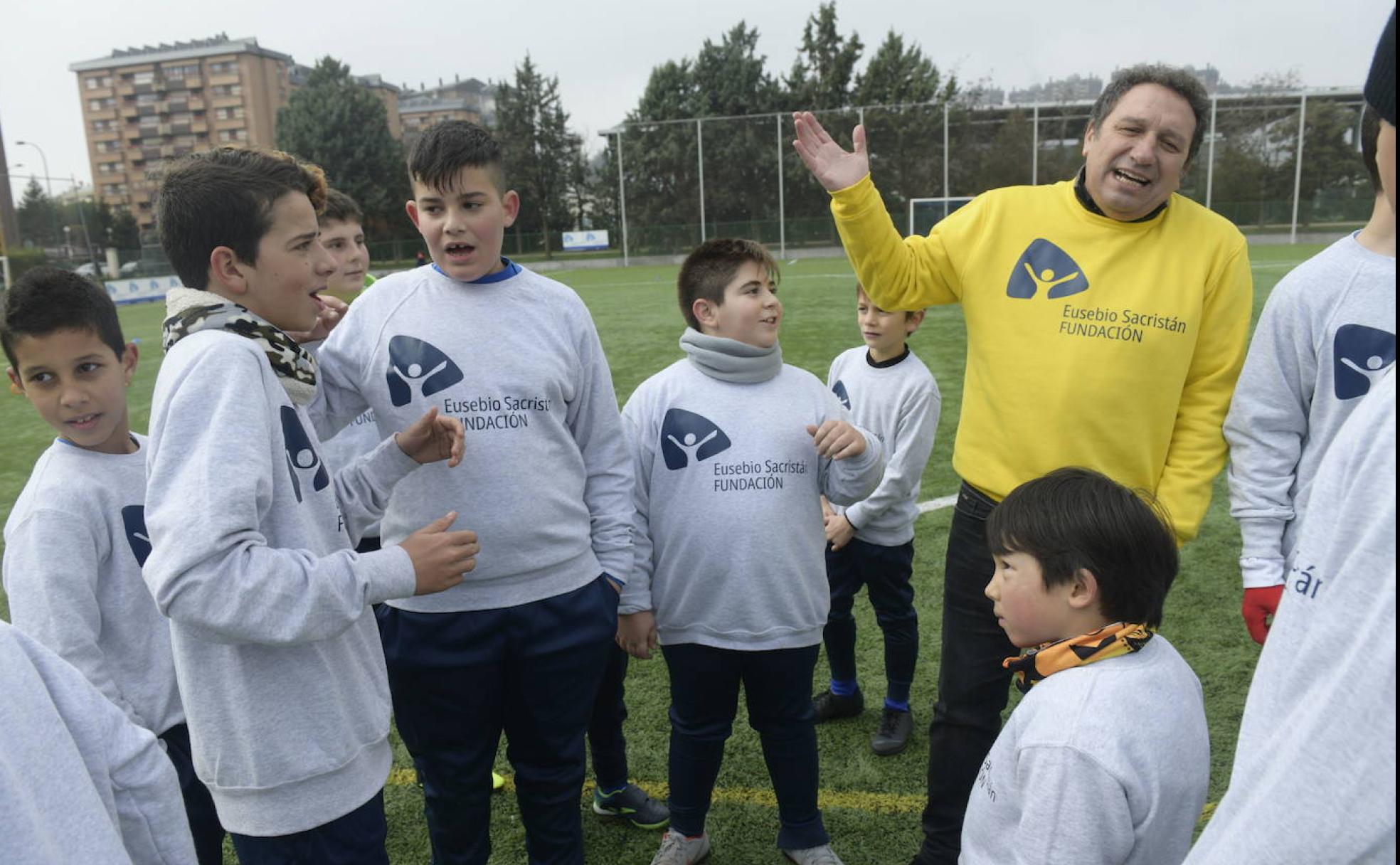 Eusebio charla con algunos de los chavales de la escuela. 