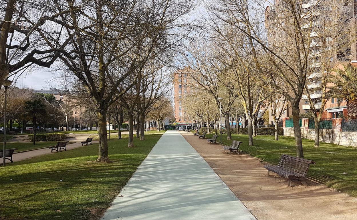 Uno de los tramos del nuevo carril-bici que recorrerá las zonas verdes que atraviesan Parquesol, desde el Mediodía hasta el hotel Tryp Sofía.