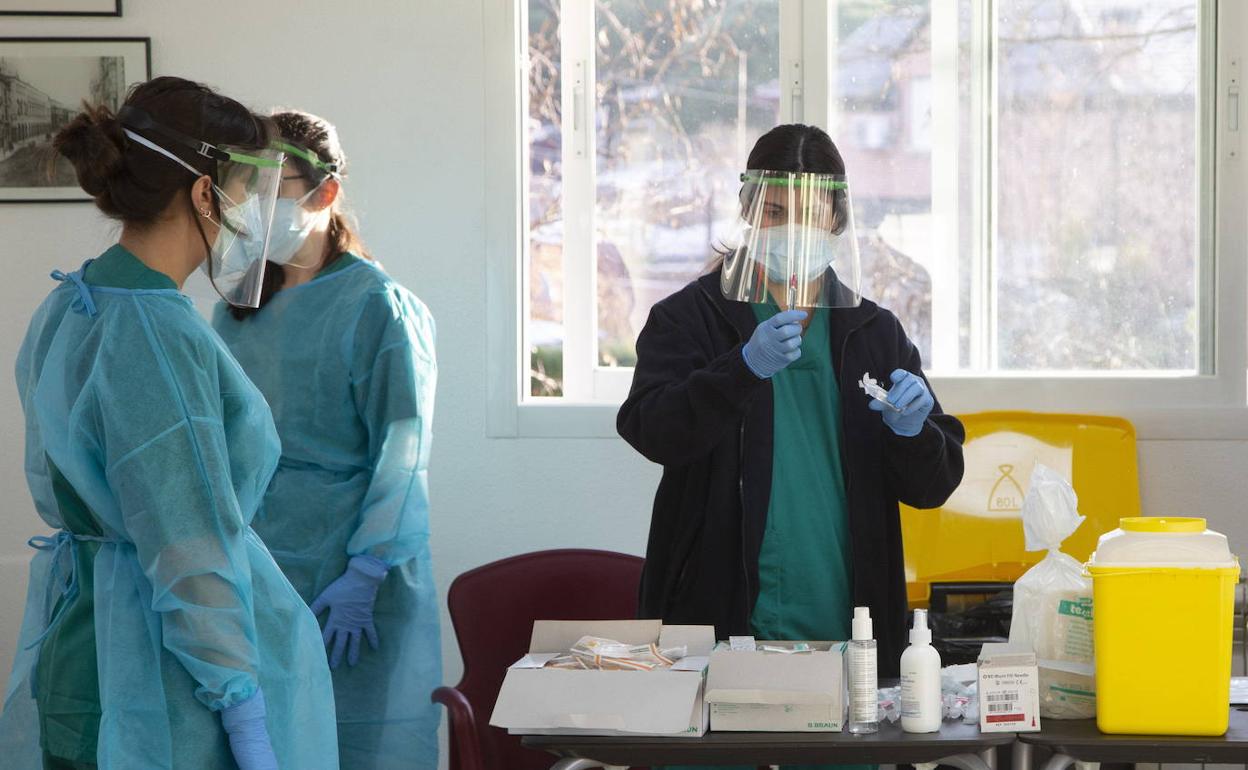 Vacunación en la residencia Virgen del Villar, en Laguna de Duero. 