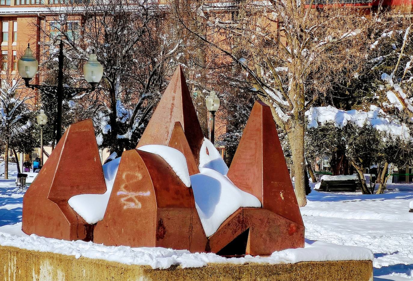 Las intensas nevadas dañan dos carpas del muincipio guardense.