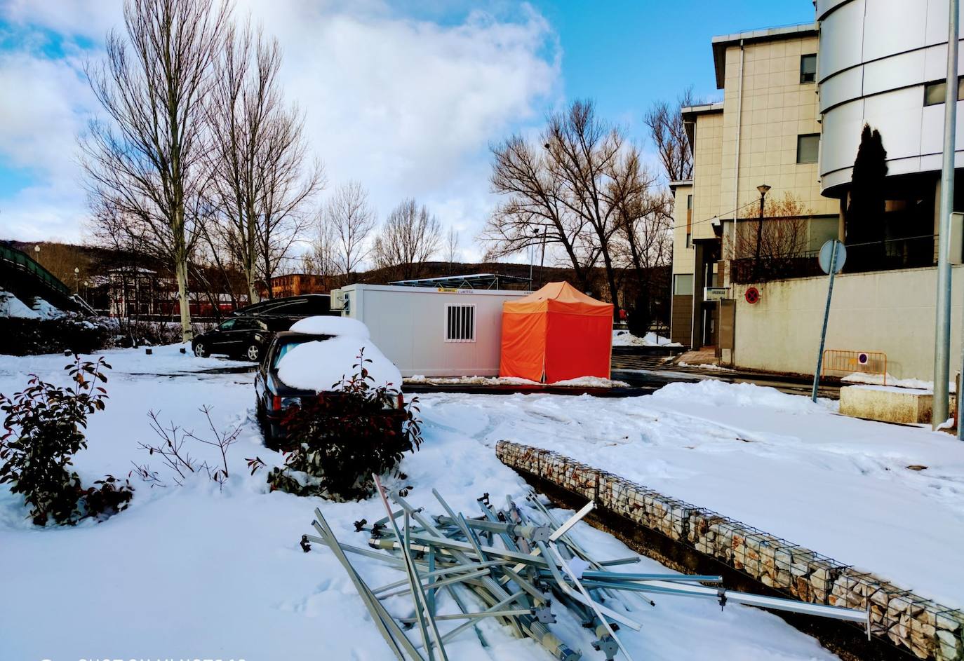 Las intensas nevadas dañan dos carpas del muincipio guardense.