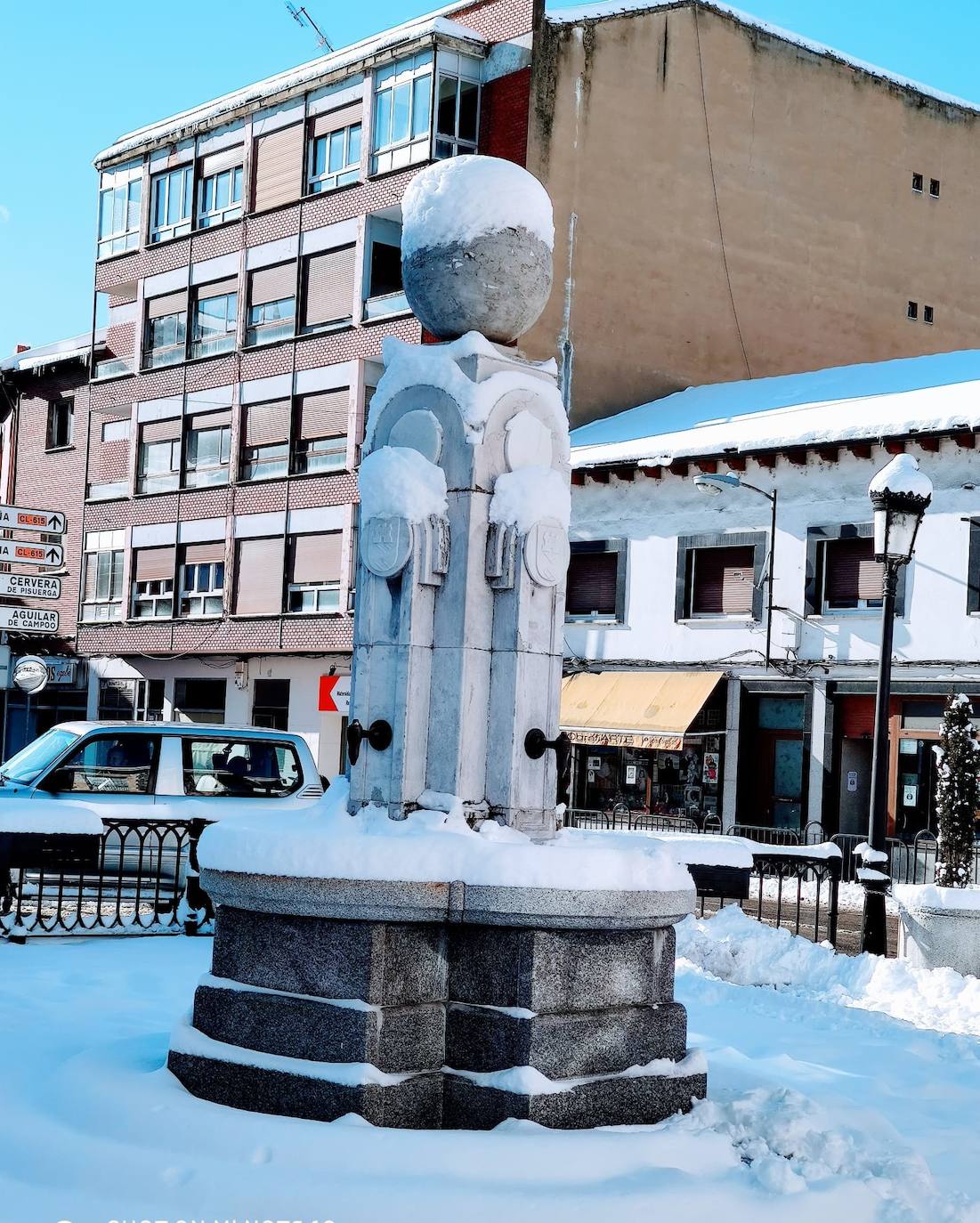 Las intensas nevadas dañan dos carpas del muincipio guardense.