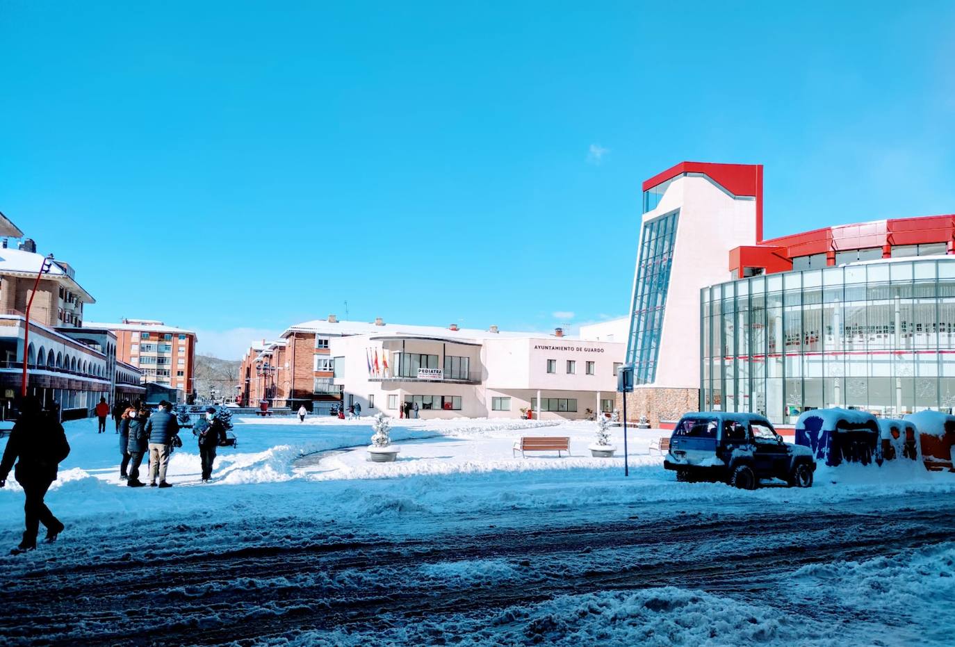 Las intensas nevadas dañan dos carpas del muincipio guardense.