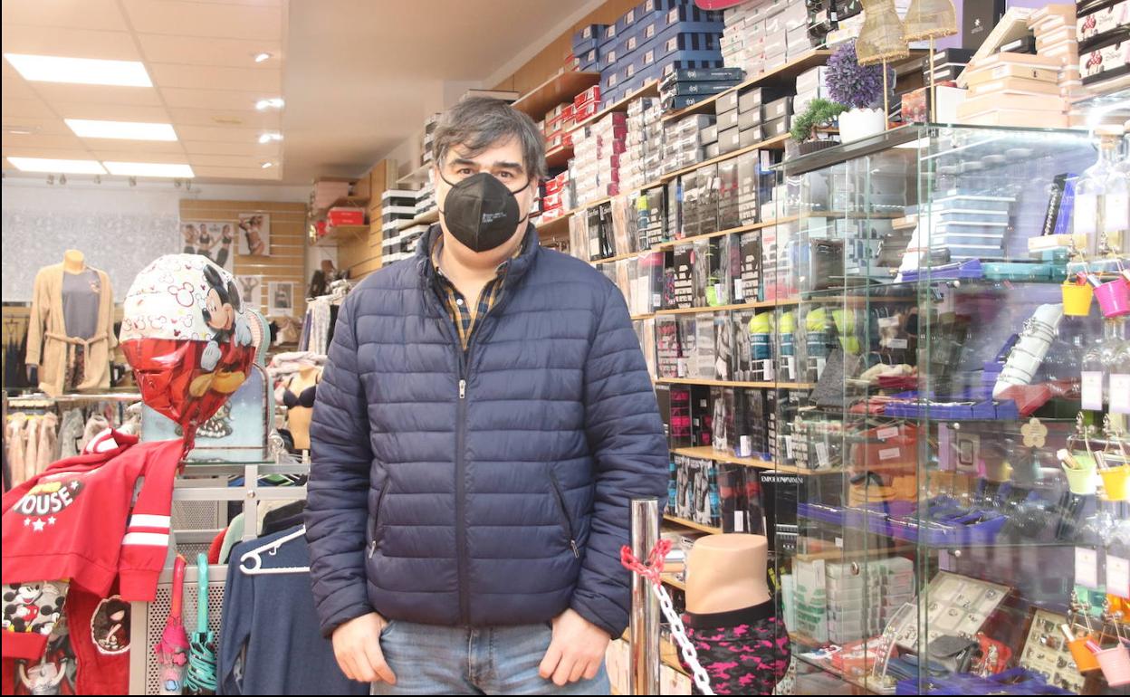 Carlos Avellón, en su establecimiento. 