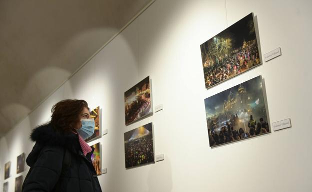 Una mujer contempla la exposición de fotos de Pingüinos, en la sala de San Benito. 