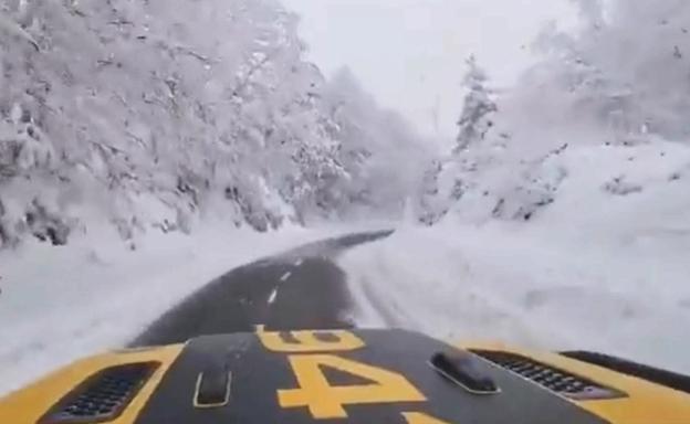 Calleja conduciendo bajo la nieve. 