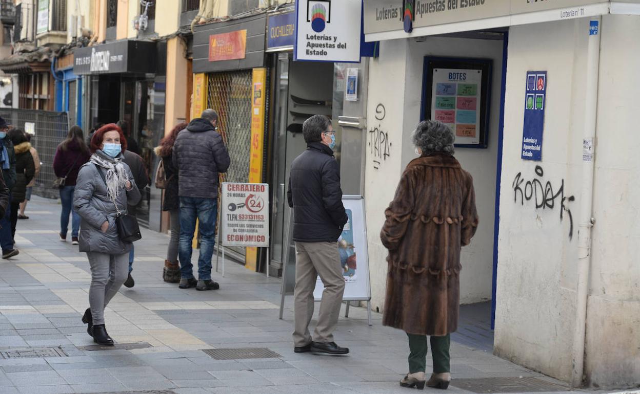 Colas en la administración de lotería de Barrio y Mier, este lunes. 