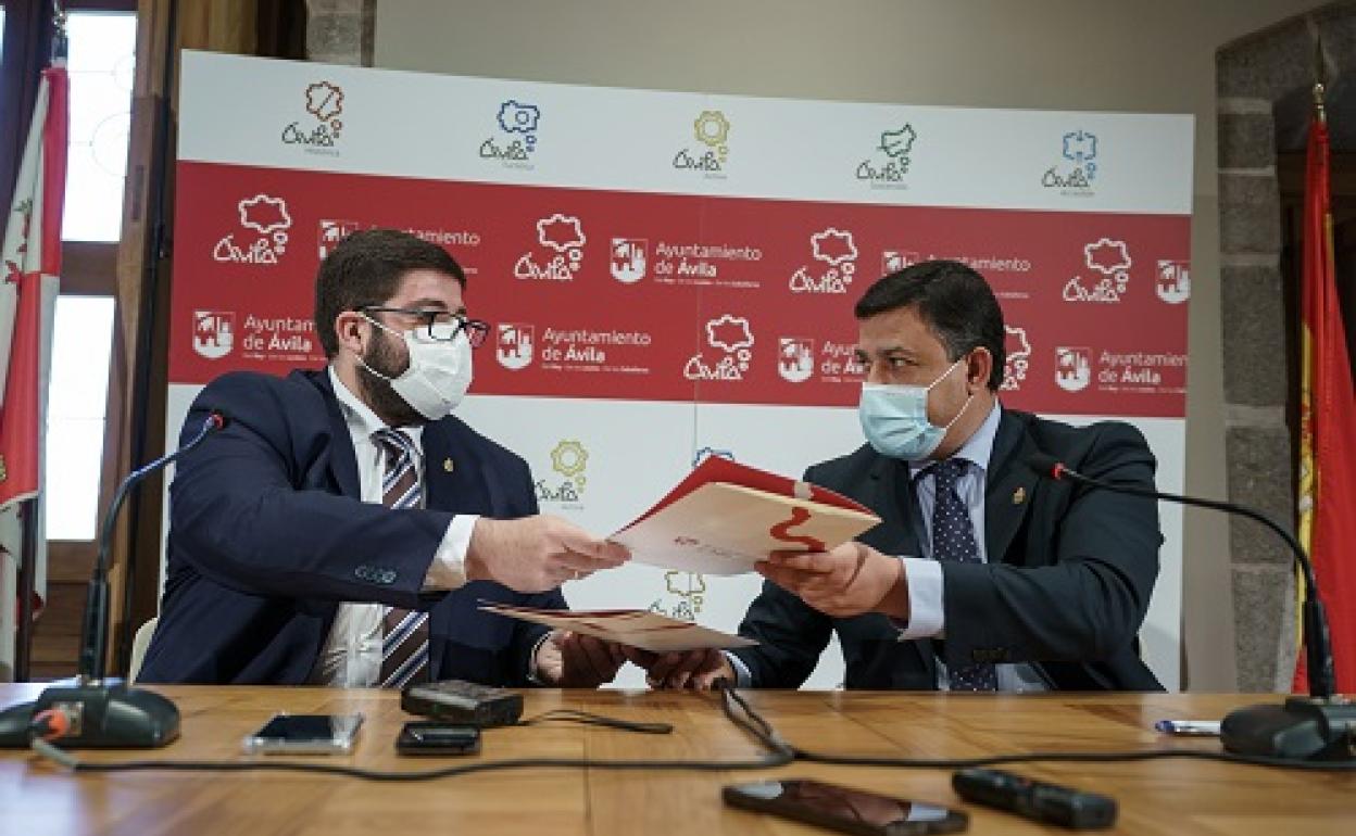 El alcalde de Ávila, Jesús Manuel Sánchez Cabrera (i), y el presidente de la Diputación Provincial, Carlos García (d), durante el acto de firma pública del convenio para la prestación del Servicio de Prevención, Extinción de Incendios y Salvamento (SPEIS), hoy en la capital abulense. 