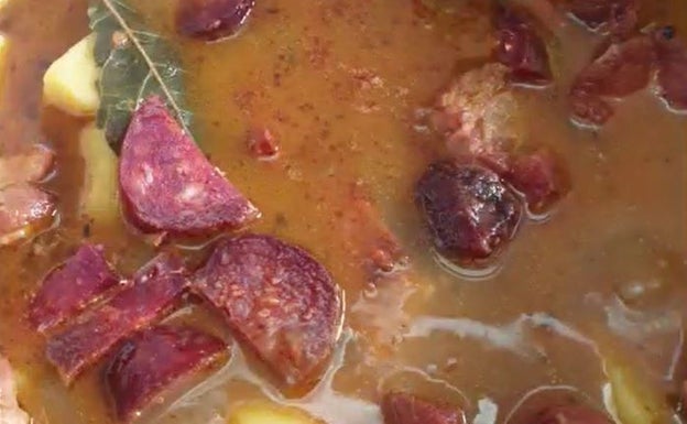 El toque picante del chorizo leonés a las costillas con patatas