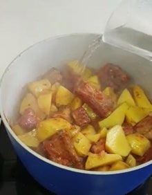 Imagen secundaria 2 - El toque picante del chorizo leonés a las costillas con patatas