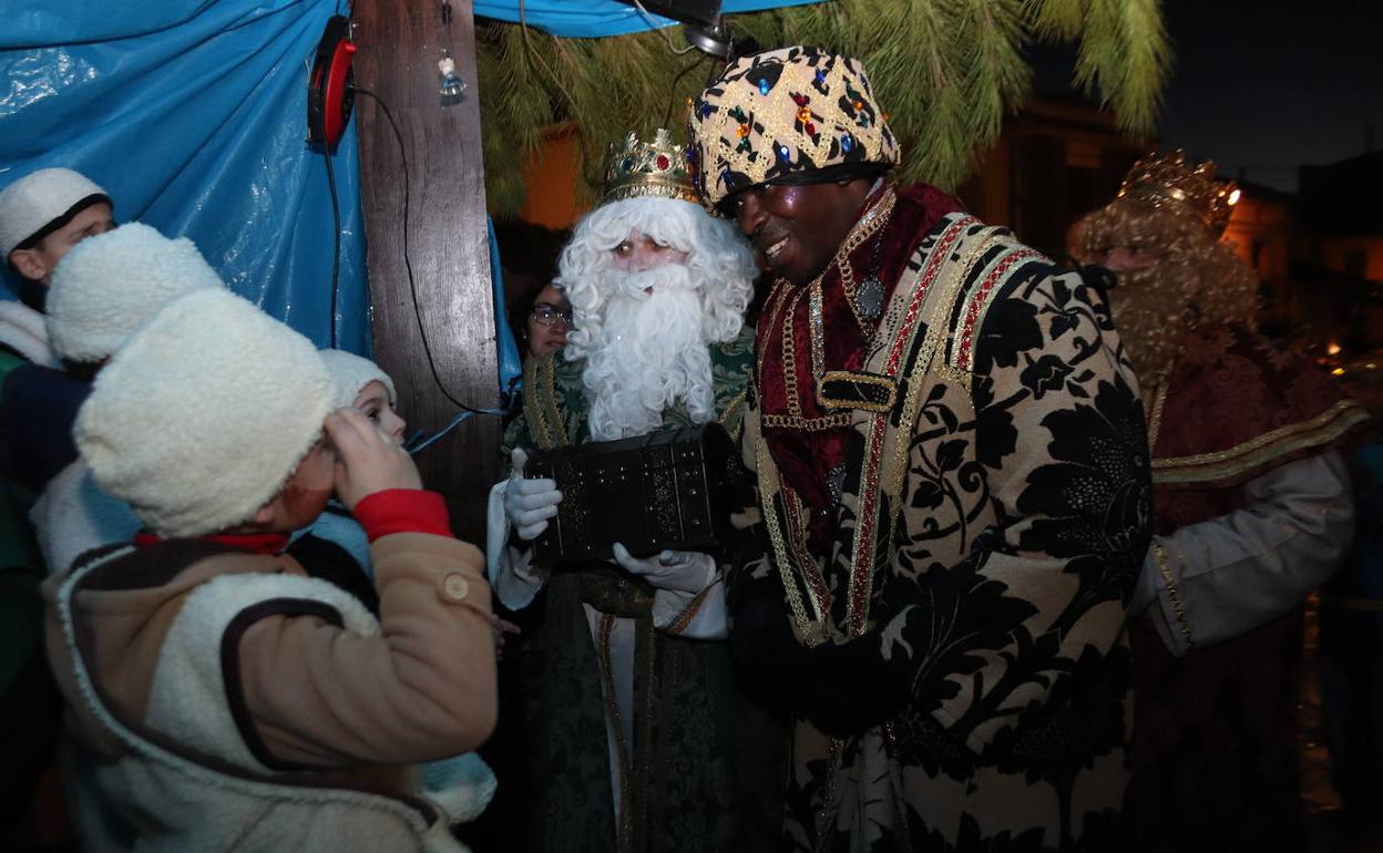 Varios niños charlan con los Reyes Magos durante la cabalgata del año pasado. 