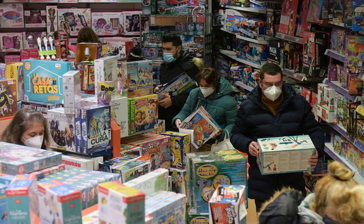 Varios clientes buscan los últimos juguetes