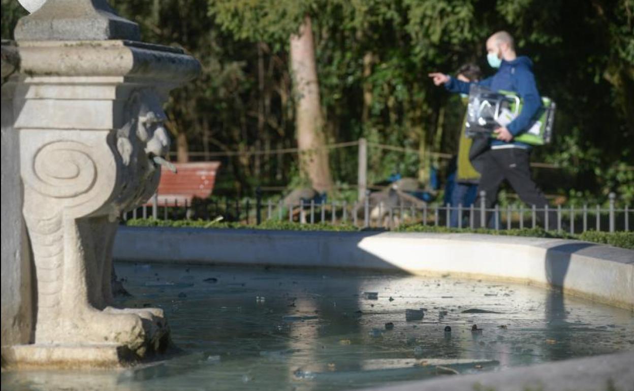 Capa de hielo en la fuente de la Fama del Campo Grande, una escena que se repitió ayer en la mayoría de fuentes de la capital.