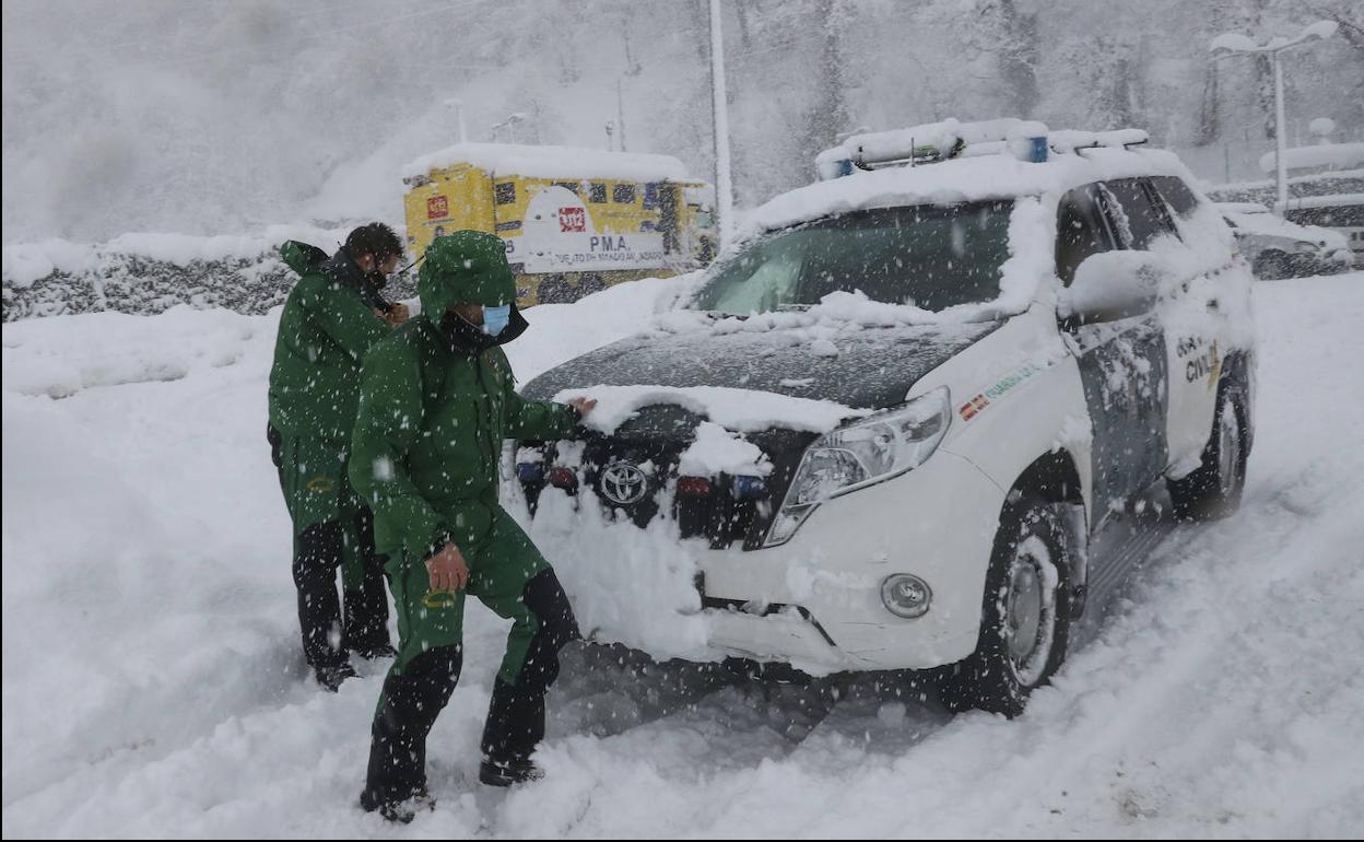 Un vehículo de la Guardia Civil, durante la nevadona. 