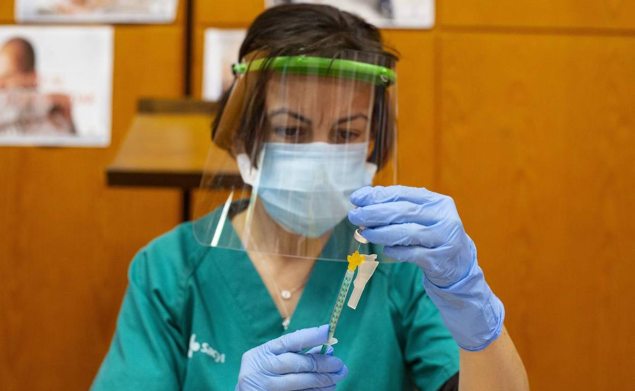 Editorial: Lento avance de la vacuna