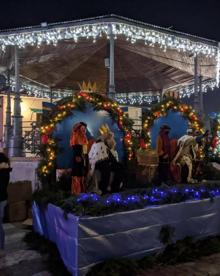 Imagen secundaria 2 - Arriba, los Reyes Magos atienden la lista de deseos de un niño en Cuéllar. Abajo, recepción de la alcaldesa de Segoivia a sus majestades de Oriente y lMelchor Gaspar y Baltasar, en su visita a Coca.