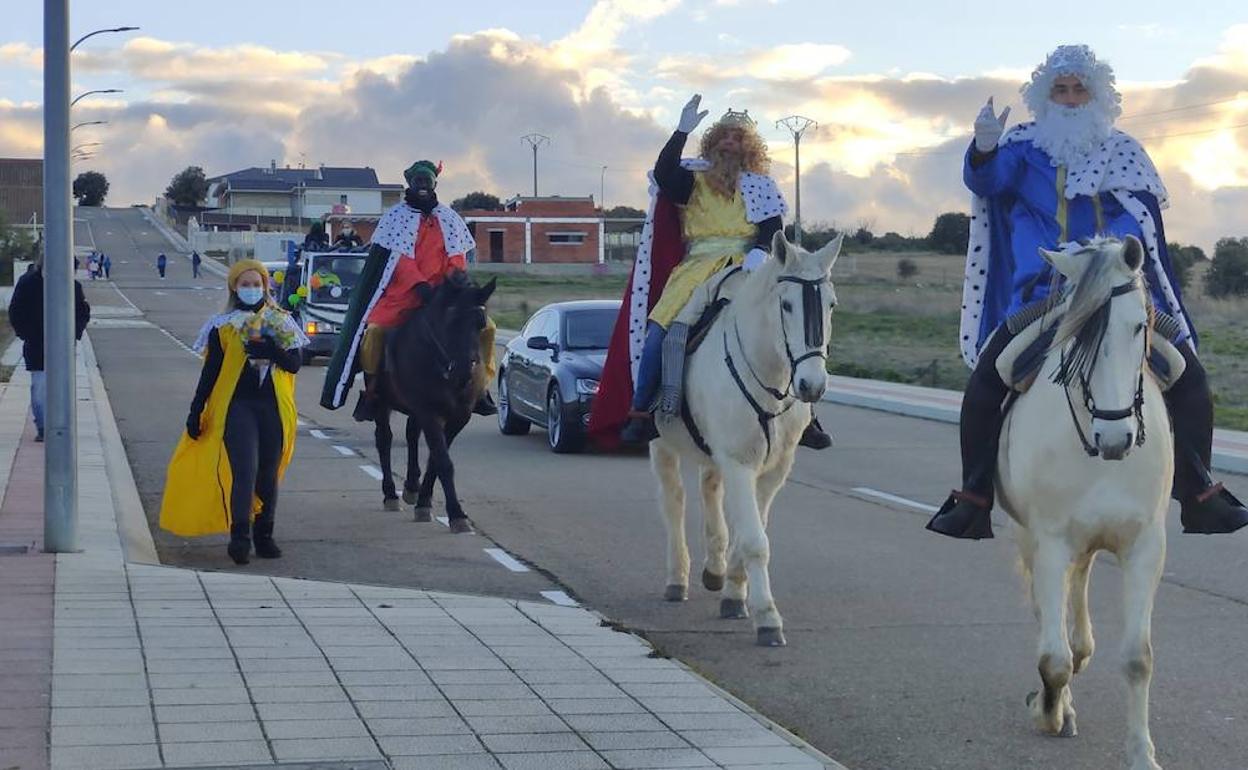 Los Reyes Magos en Peñasolana durante su visita, casa por casa, por las urbanizaciones de Carrascal de Barregas.