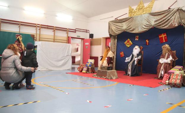 Imagen principal - Arriba, los Reyes Magos atienden la lista de deseos de un niño en Cuéllar. Abajo, recepción de la alcaldesa de Segoivia a sus majestades de Oriente y lMelchor Gaspar y Baltasar, en su visita a Coca.