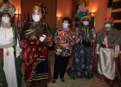 Imagen secundaria 1 - Arriba, los Reyes Magos atienden la lista de deseos de un niño en Cuéllar. Abajo, recepción de la alcaldesa de Segoivia a sus majestades de Oriente y lMelchor Gaspar y Baltasar, en su visita a Coca.